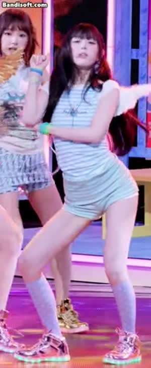 [키키] 이솔, 짧은 줄 무늬 무대의상 ㄷㄷ
