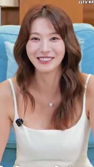 20만 Q&A 배우 유인영 흰나시 가슴골
