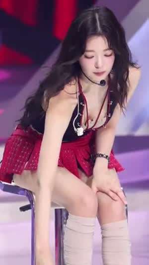 바닥에 있는 선풍기 만지면서 방심하는 ITZY 리아 허벅지