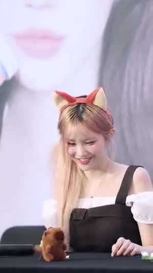 꼬리 흔드는 카피바라 인형이 귀여운 프로미스나인 송하영
