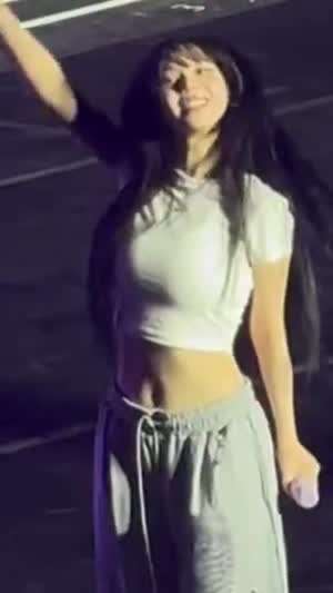 묵직한 흰티 회색 츄리닝 바지 에스파 카리나
