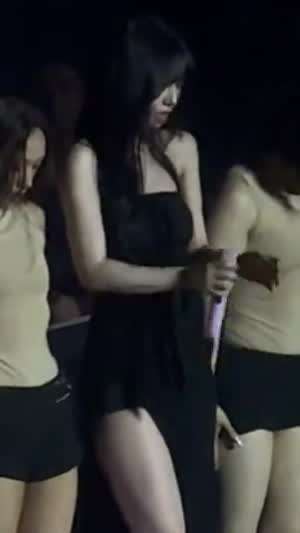 한쪽 허벅지 드러낸 에스파 카리나 오프숄더 블랙 드레스 의상