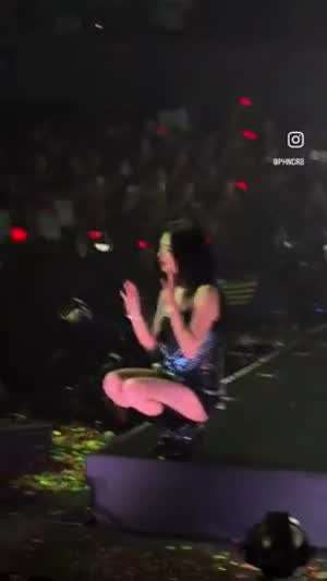 무대 끝에 쪼그려 앉아서 팬들 유혹하는 베이비몬스터 아현