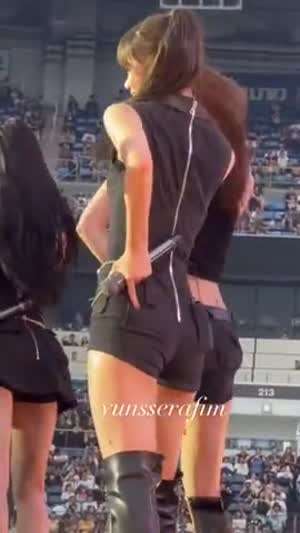 포니테일 르세라핌 김채원 뒷지퍼 바디수트 의상 허벅지