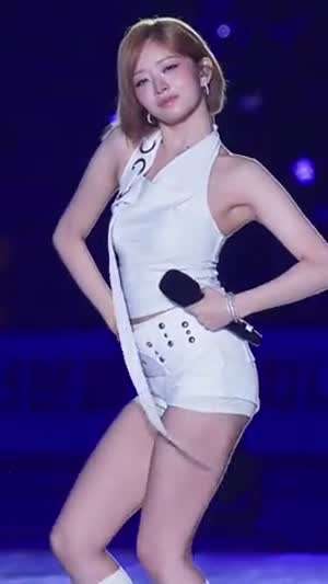 최근 콘서트 아이브 레이 순백색 홀터넥 핫팬츠 떨리는 내전근 허벅지