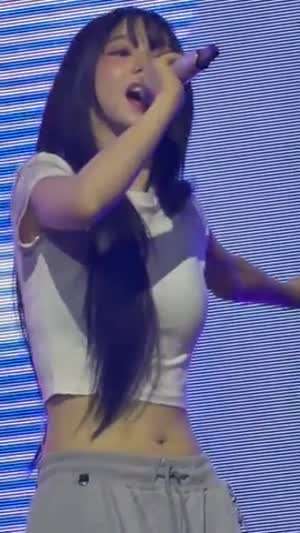 묵직한 흰티 에스파 카리나 팬서비스