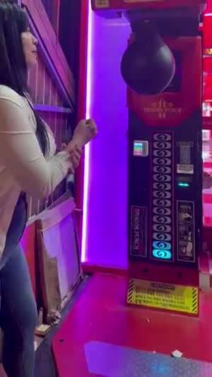 10센치 힐 신고 펀치 기계 치는 여자 어때